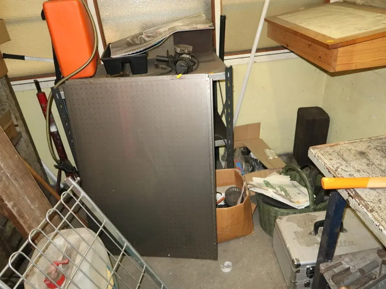 Billede 9 - Arbejdsbord, reol samt værktøj