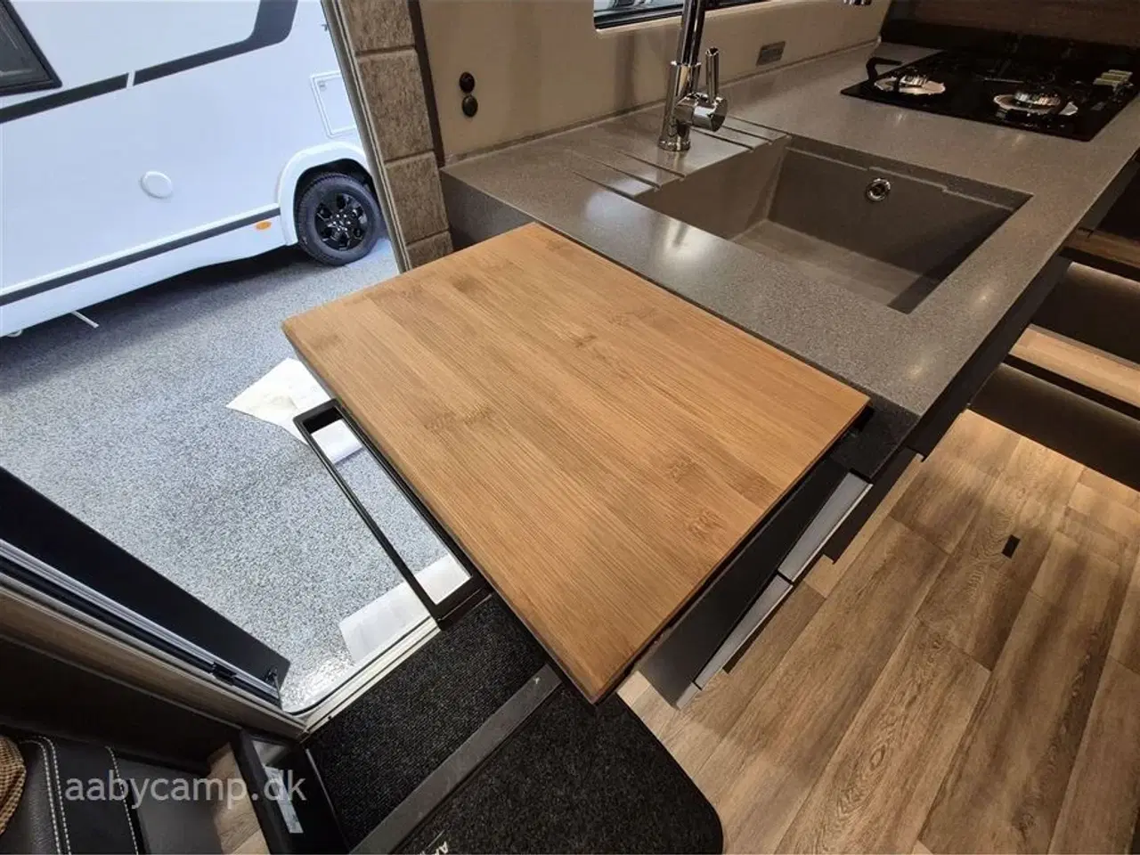 Billede 27 - 2025 - Niesmann+Bischoff Arto 78   solceller. 3x150 Ah lithium batterier. 3000w inverter. Elektrisk markise. Udv. gas/vand. Helårsdæk. 2x TV. Duo control. luft undervogn. Hydrauliske støtteben.