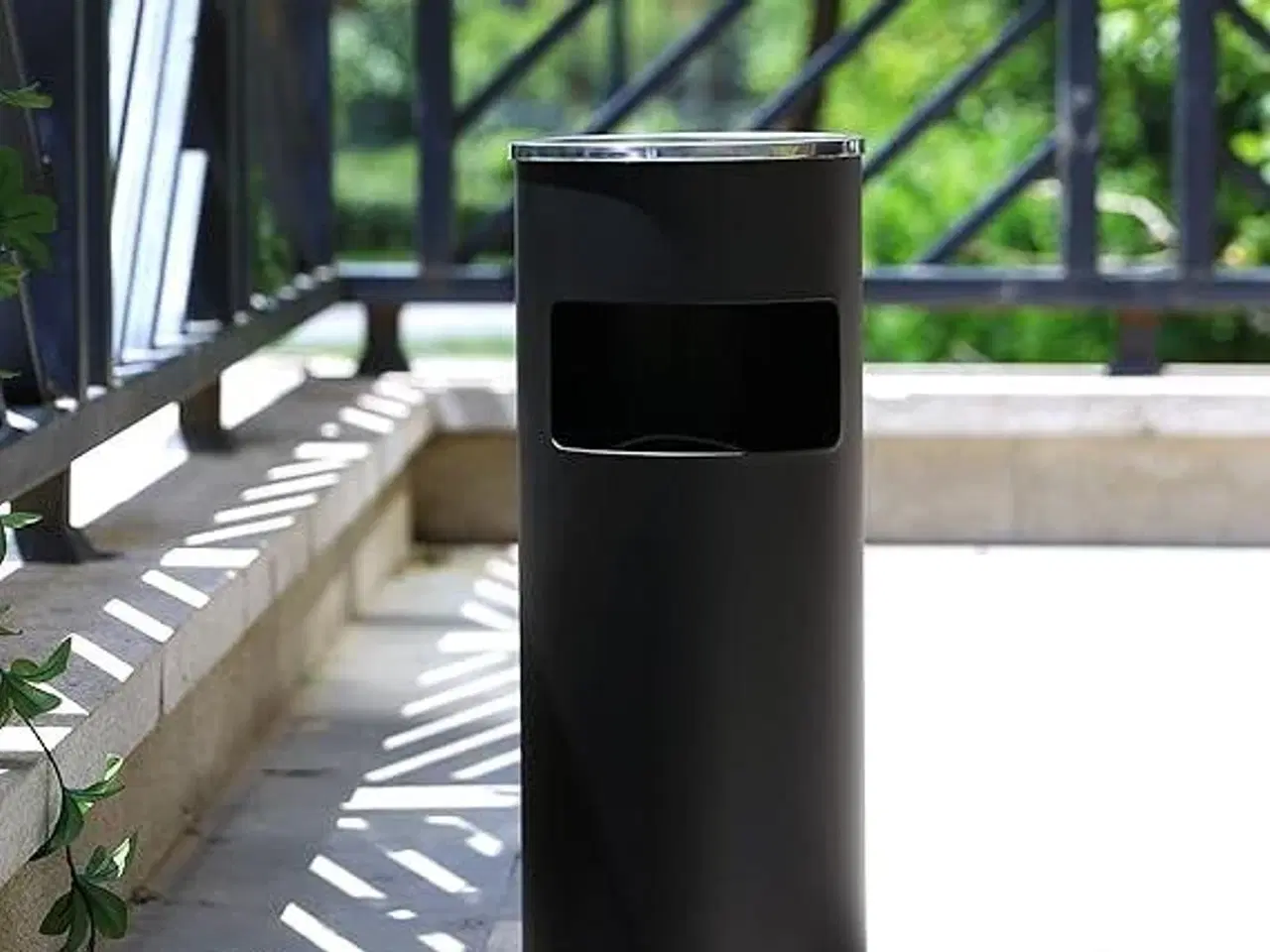 Billede 7 - Skraldespand/Askebæger på fod rustfrit stål, sort, 60,5 × 24,5 cm (LTB17C)