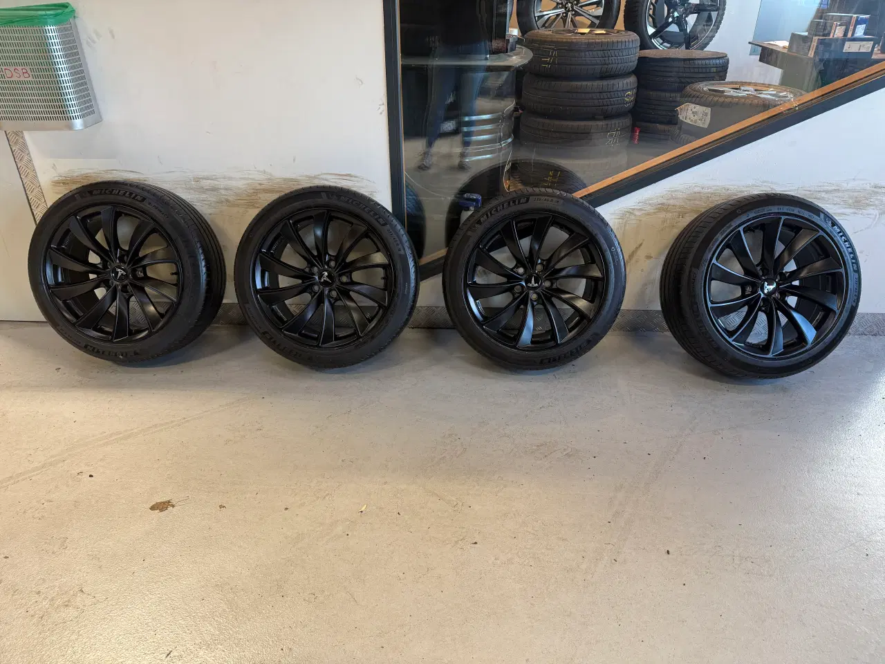 Billede 1 - Nye 18” Tesla 3 fælge med Michelin e primacy 