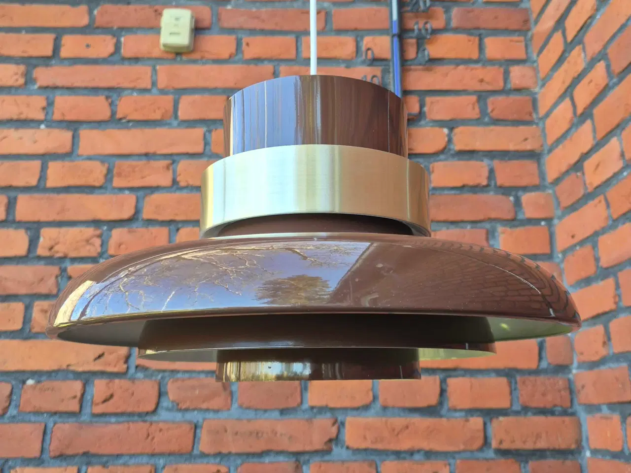 Billede 4 - Chokoladebrun retrolampe med guldfarvet ring
