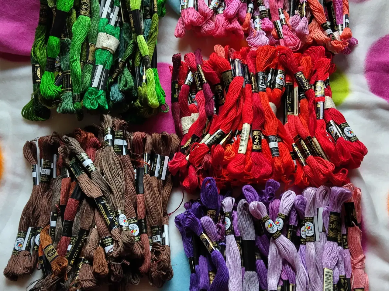 Billede 2 - 750 stk. Broderigarn - 5 broderier - hæklesæt
