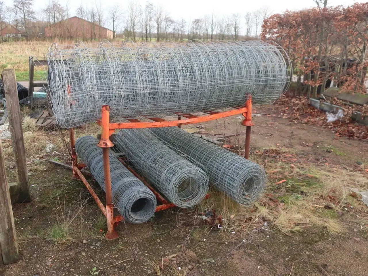 Billede 17 - Bareller, paller med indhold, hegnsstolper m.m.
