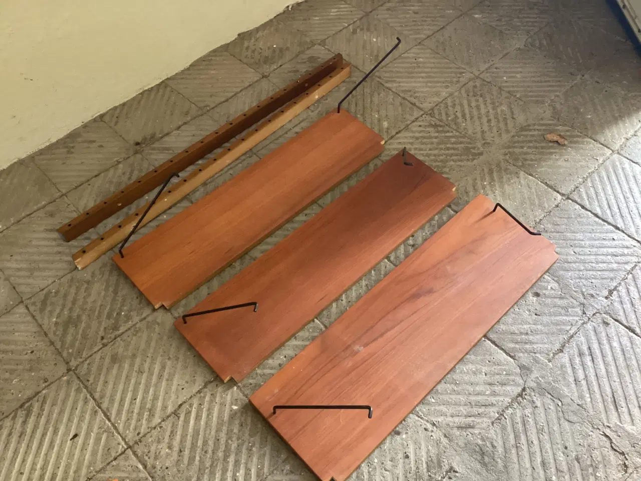 Billede 2 - Retro vange reol med 3 hylder og hyldebærer