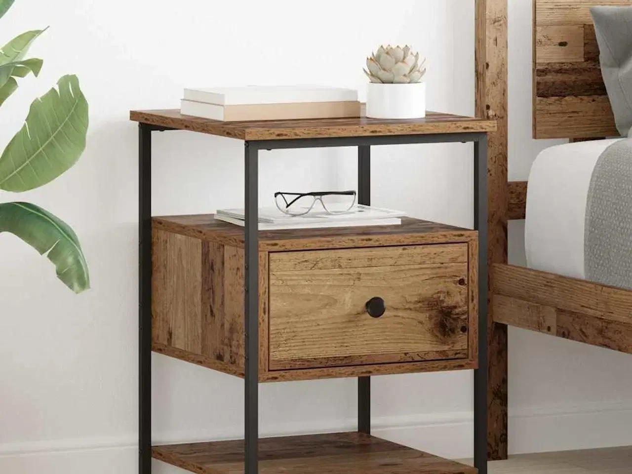 Billede 1 - Natskab med skuffe Gammelt træ 40 x 42 x 56 cm Konstrueret træ