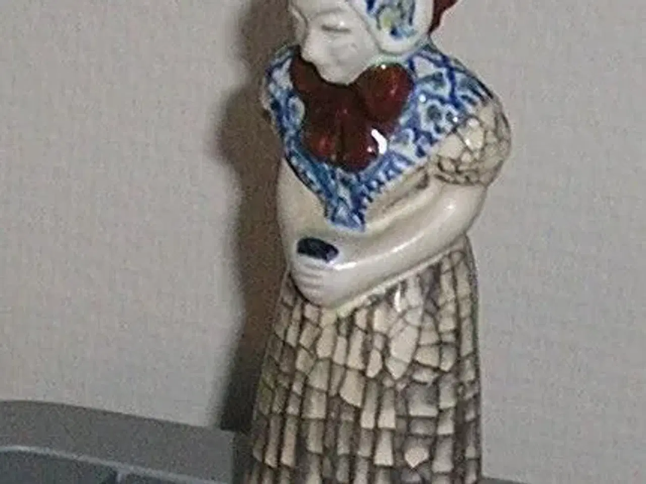 Billede 3 - figur af kvinde med salmebog, glaseret s