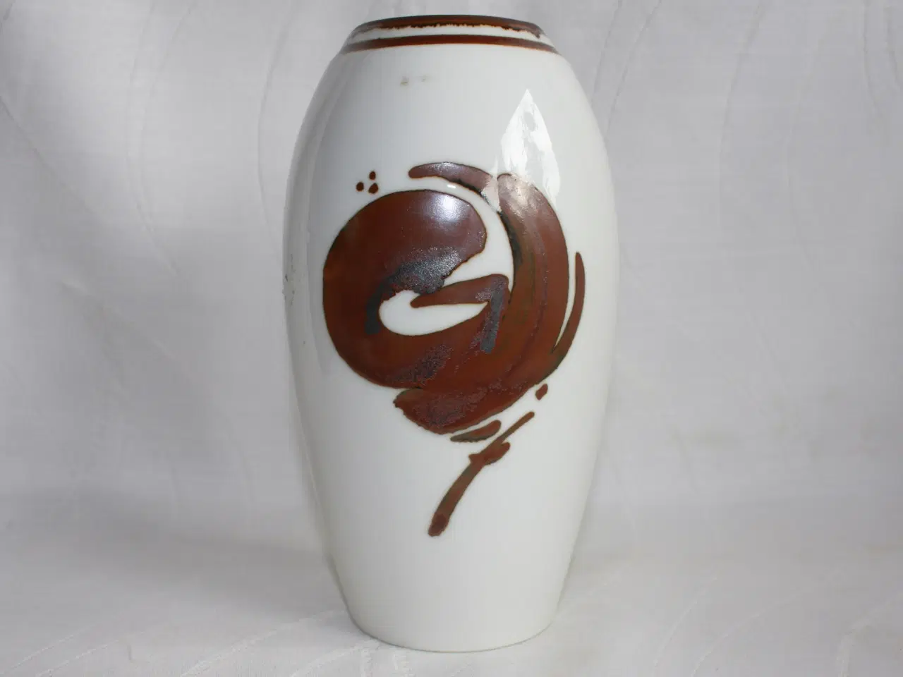 Billede 1 - Vase med brun dekoration fra Bing og Grøndahl