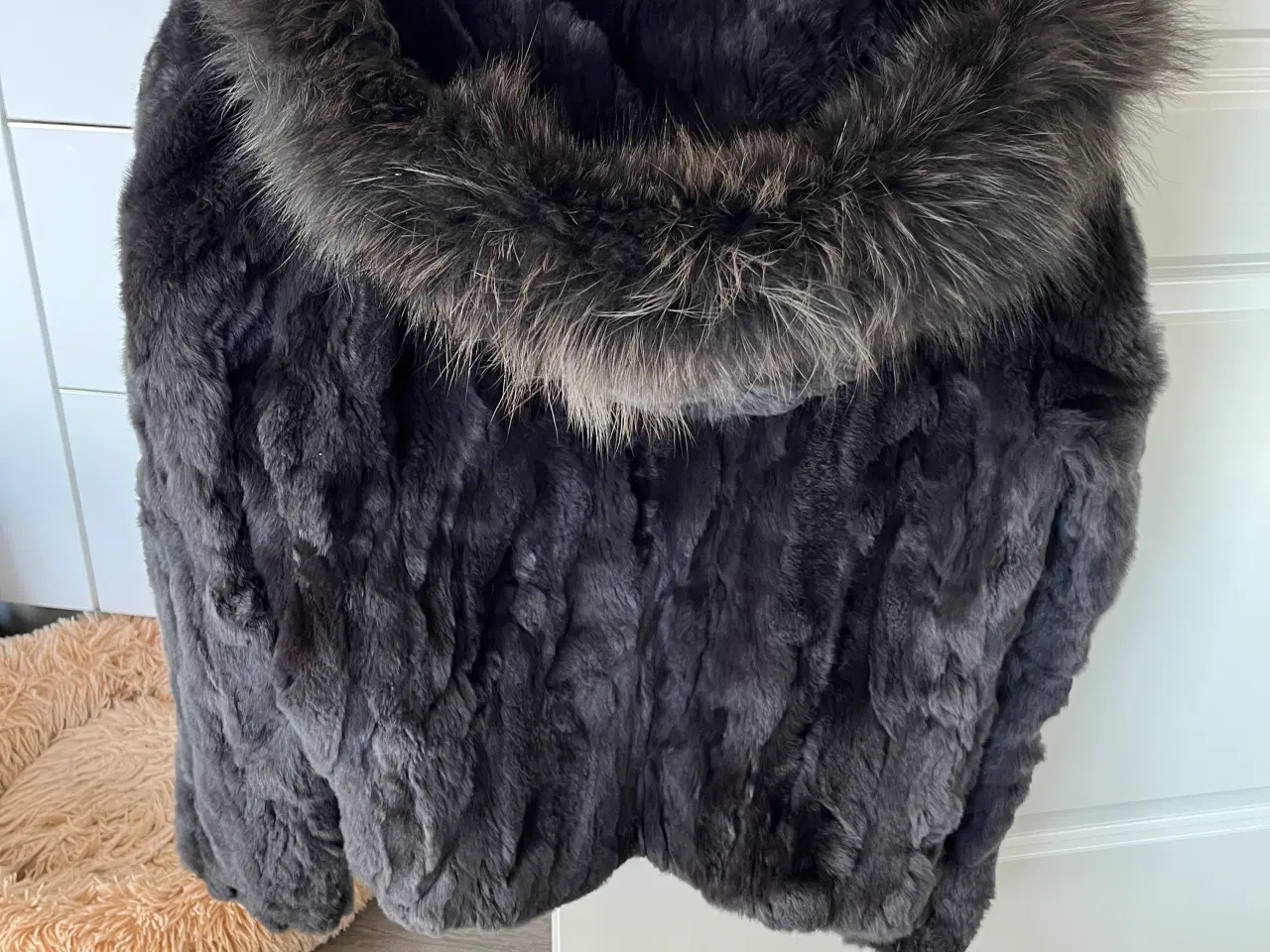 Billede 4 - Grå pelsjakke i kaninpels med stor pelskrave