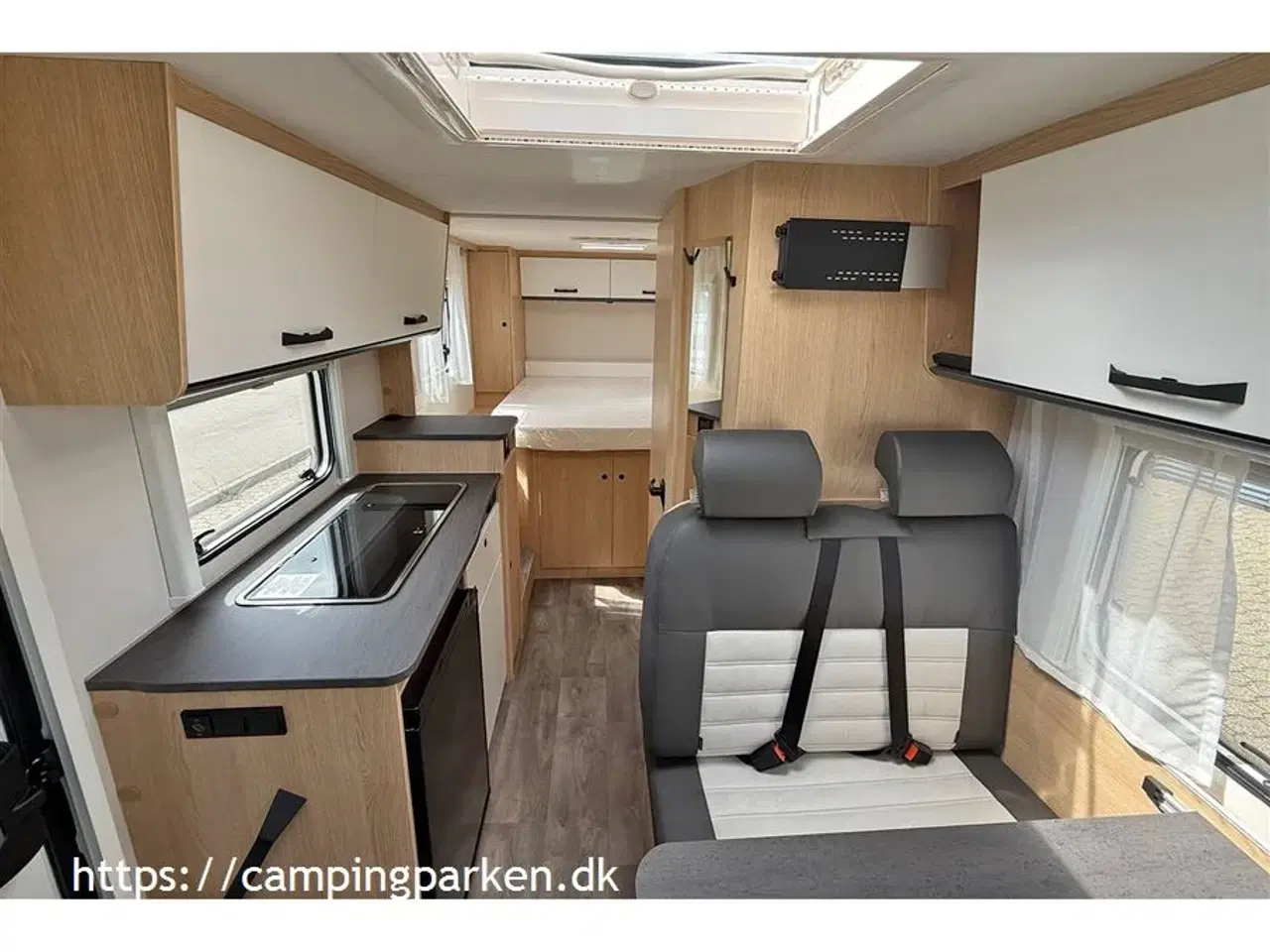 Billede 6 - 2025 - SunLight VAN V69 Adventure Edition   Sunlights populære smalle Van - med queens bed, automatgear, markise og cykelholder