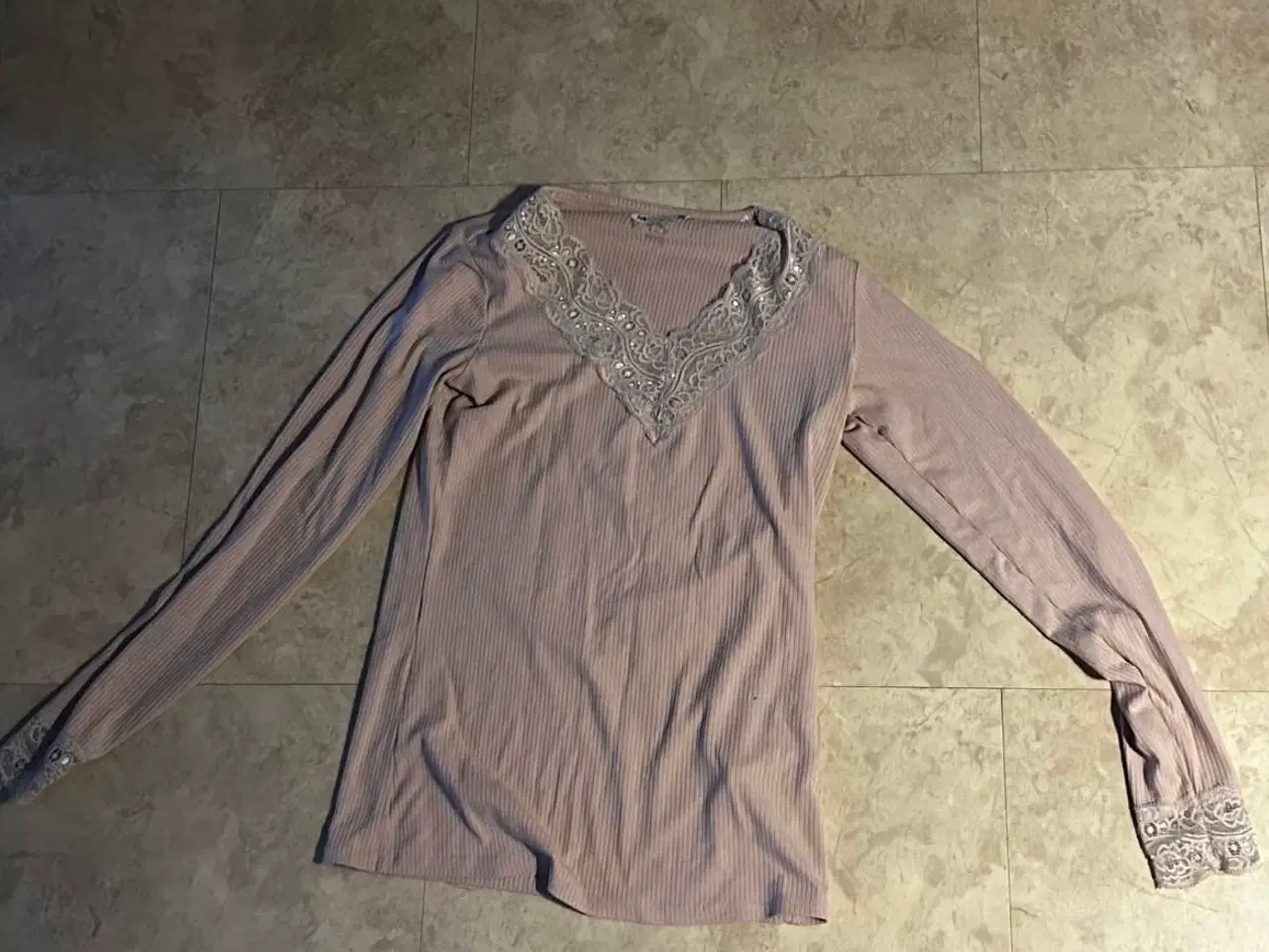 Billede 2 - Sælger 3 bluser og 1 cardigan 