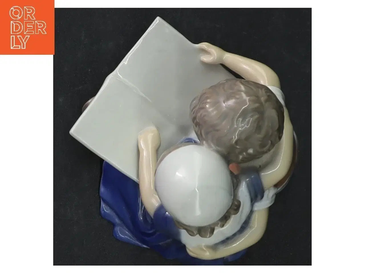 Billede 3 - Porcelænsfigur af børn der læser fra B&G (str. H. 10,5 cm)