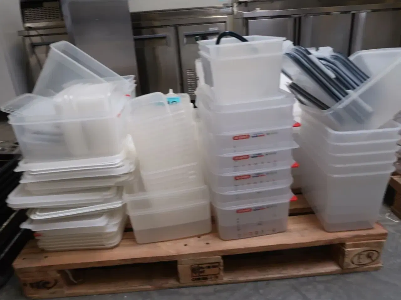 Billede 2 - Stort parti Plastkantiner m.m.