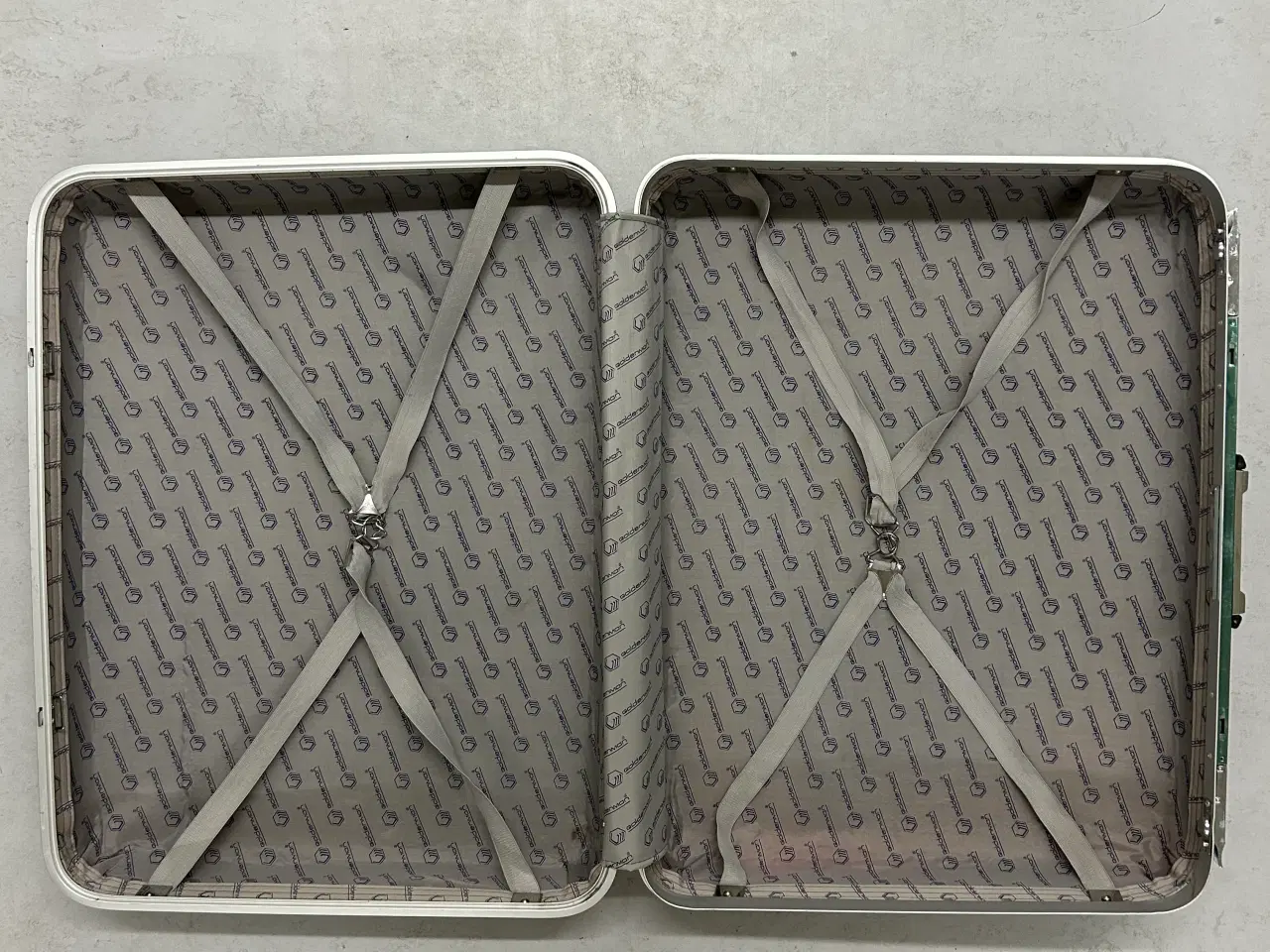Billede 3 - Super lækker kuffert i perfekt stand, kun 100 kr!