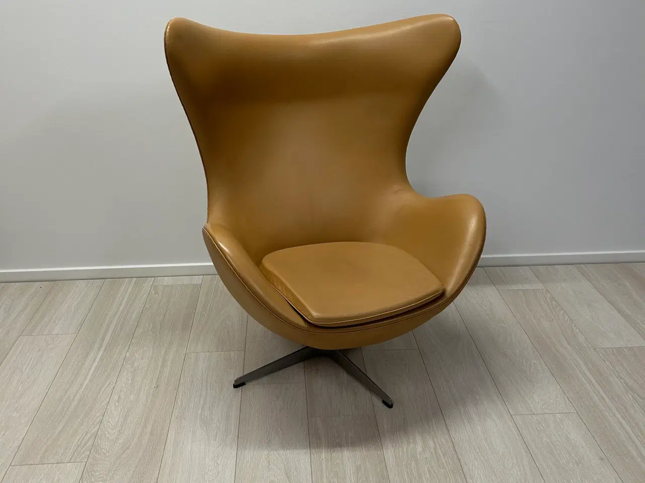 Billede 2 - Fh 3316 Ægget af Arne Jacobsen Brun læder. 