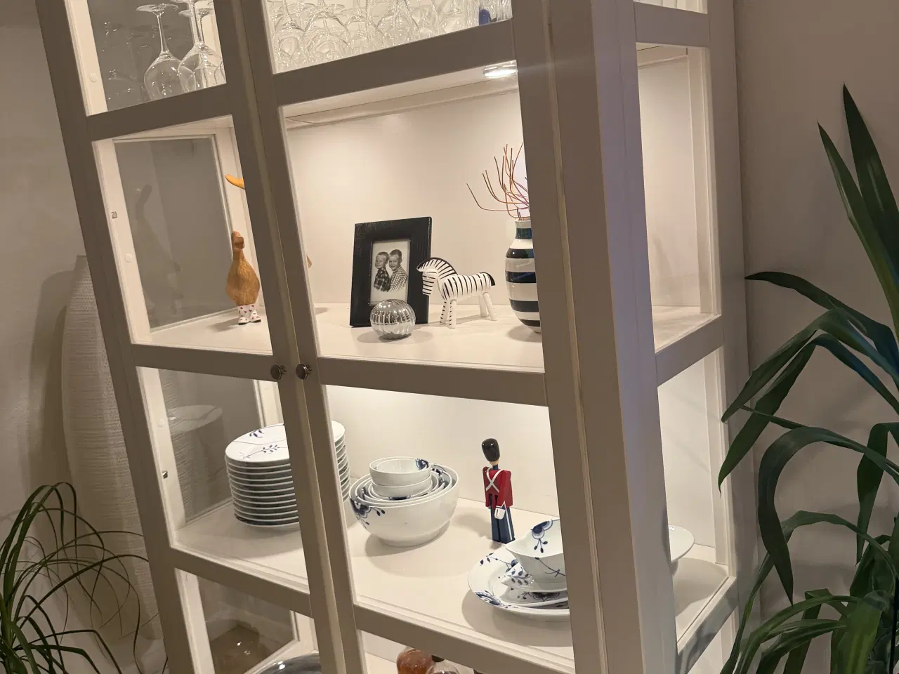 Billede 3 - Flot hvid vitrine med lys
