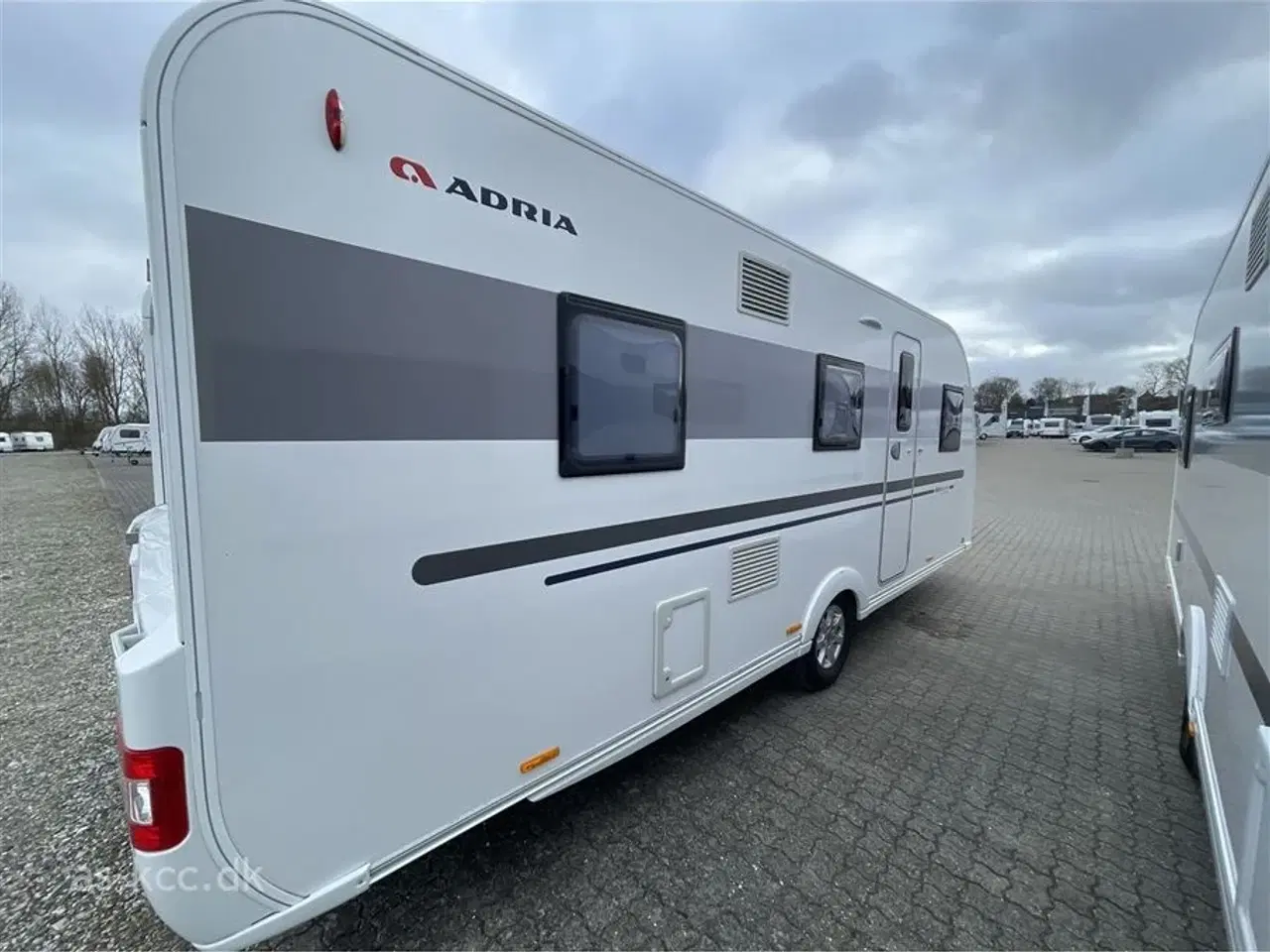 Billede 2 - 2020 - Adria Adora 573 PT Supreme edition   Adria Adora 573 PT Supreme Edition årg. 2020 7 sovepladser, 5 siddepladser. Køjer, dobbeltseng, rundsiddegruppe,  mover, solceller