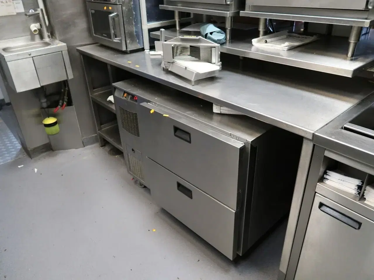 Billede 1 - Rustfri stålbord med indhold og varmeskuffe HATCO Drawer Warmer