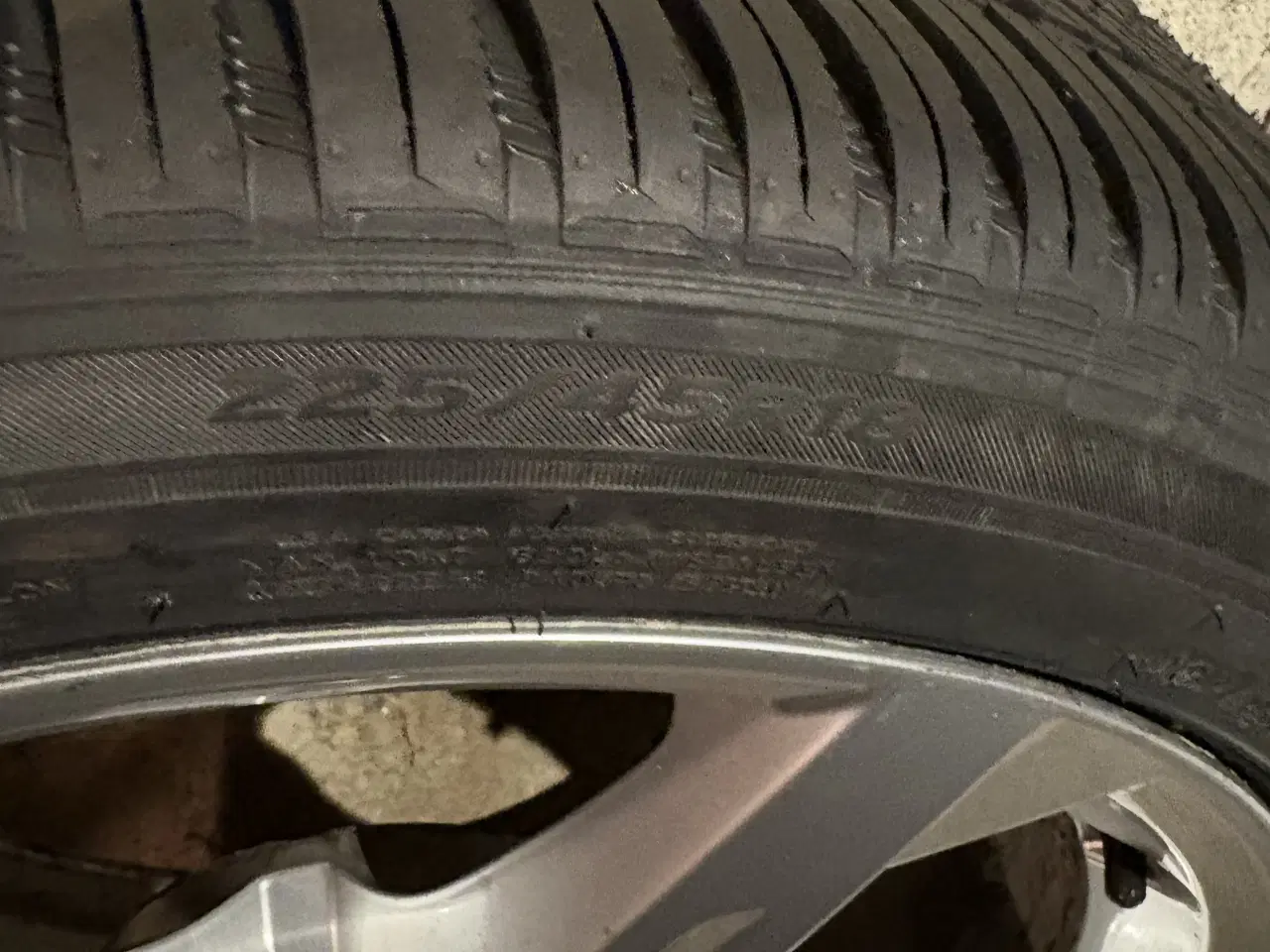 Billede 6 - Helårsdæk 225/45-18 med Audi originale alufælge