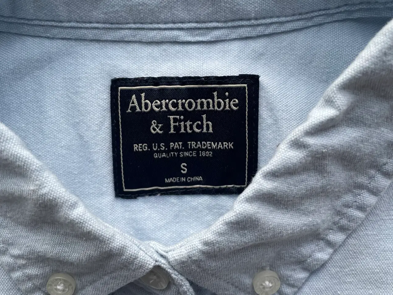 Billede 2 - Abercrombie & Fitch lyseblå skjorte