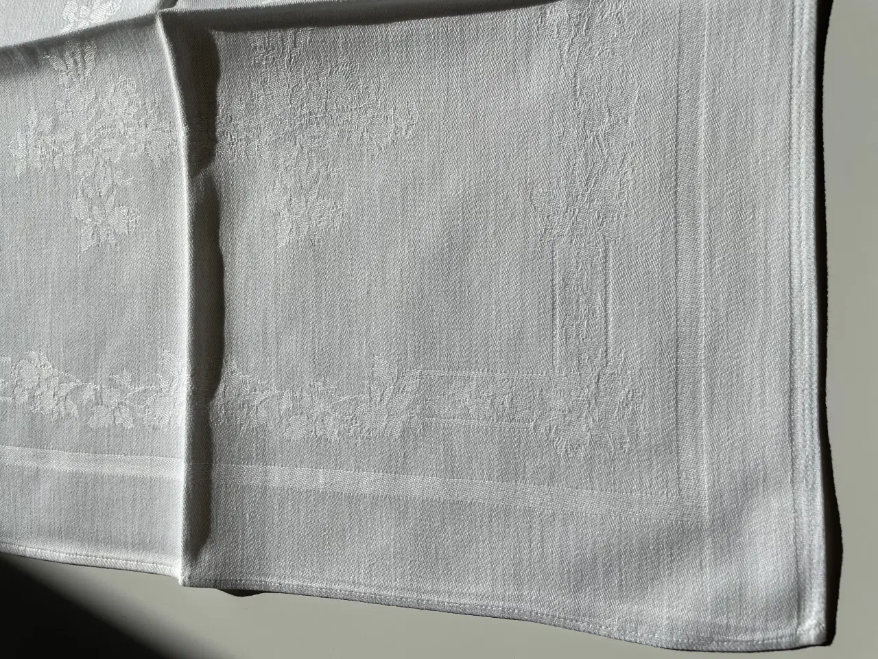 Billede 2 - Hvide stofservietter 6 stk Damaskvævede