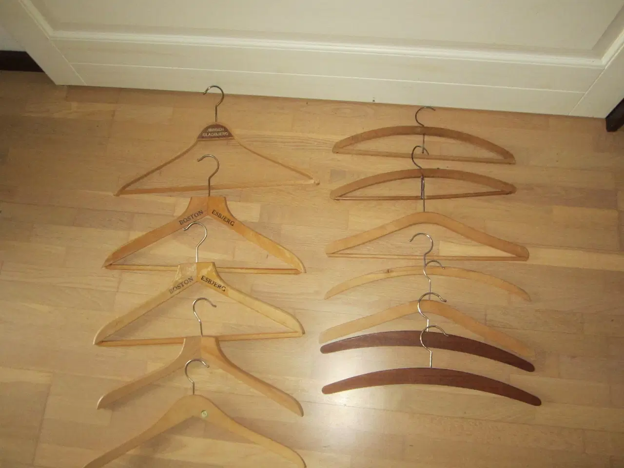 Billede 1 - Fine gamle træbøjler med og uden firmanavne pr stk