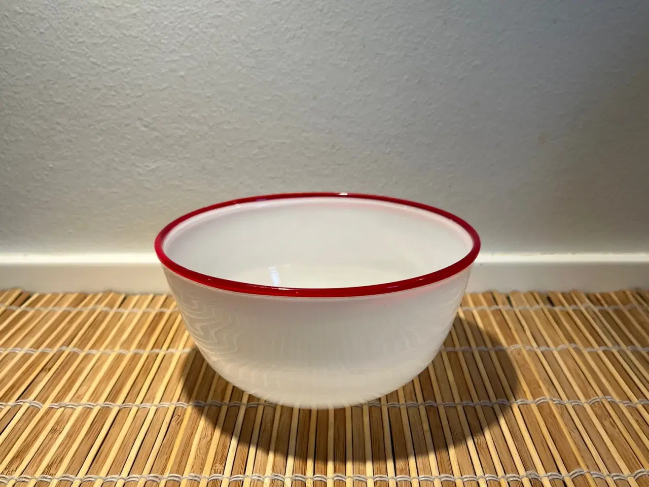 Billede 10 - Elegant vintage glasskål med klassisk rød kant