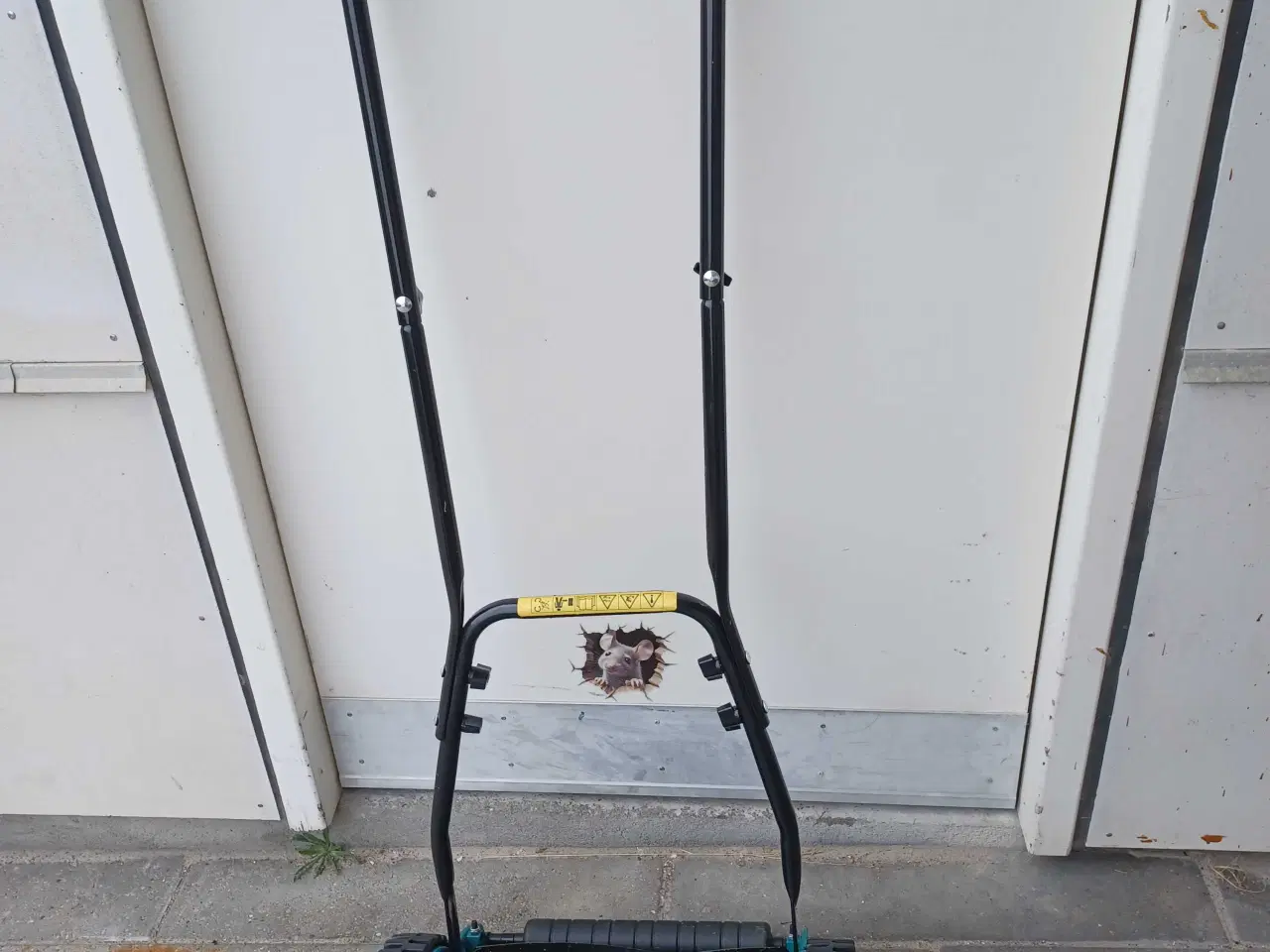 Billede 1 - Plæneklipper med rugbrødsmotor 