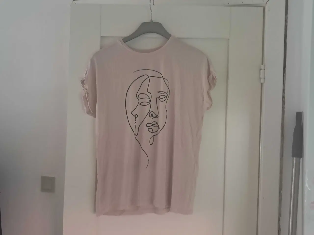 Billede 1 - Beige t-shirt med one line