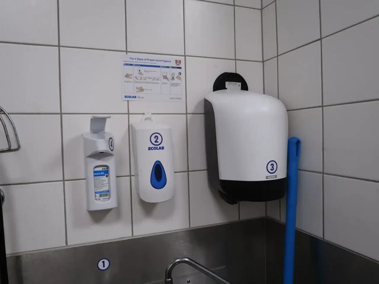 Billede 2 - Vaskestation, papirdispenser, sæbedispenser m.m.