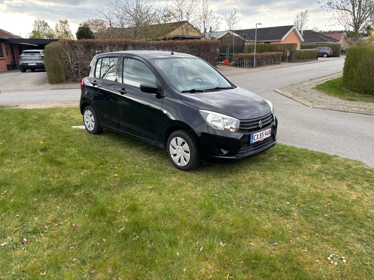 Billede 2 - Nysynet økonomisk lille bil med 5 sæder / seler 