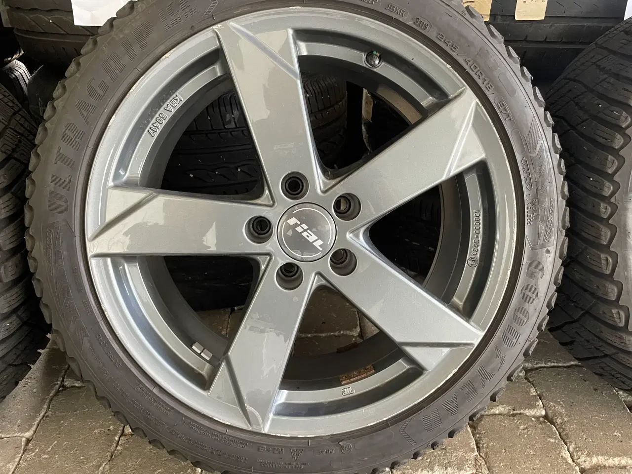 Billede 3 - 18 Mercedes C 300de 245/40r18 Ref.746 vinter