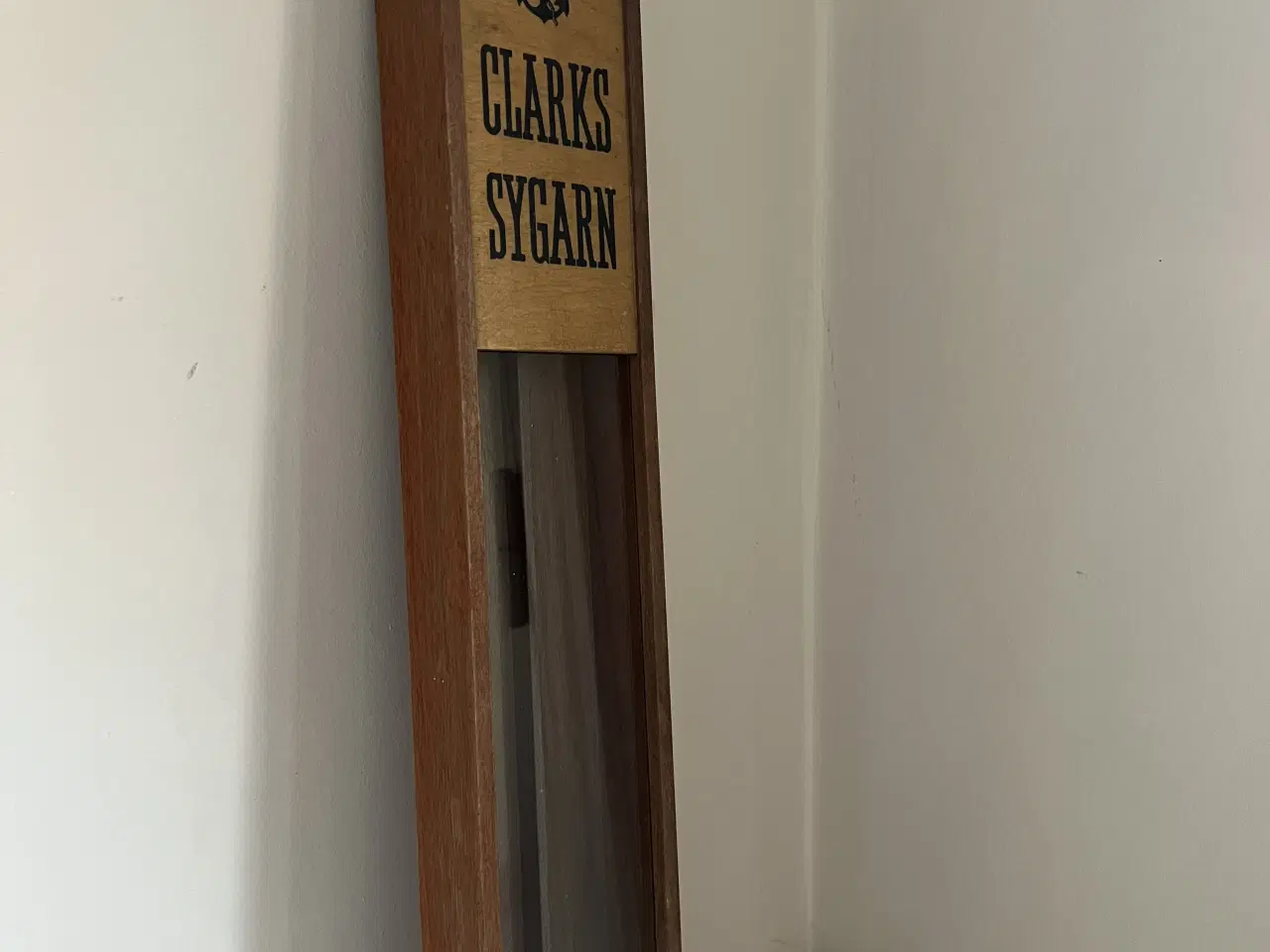 Billede 3 - Smuk gammel sytrådsholder i træ og glas 