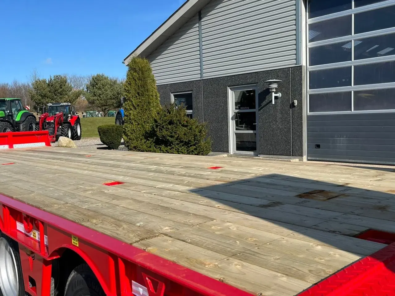 Billede 22 - Tyrone 27TLL LANG MODEL med Affjedret træk og affjedret aksler. Med hydrauliske ramper og værktøjskasse