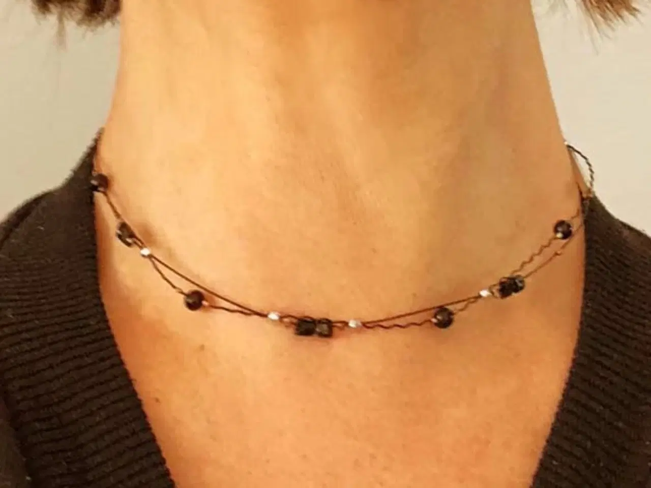 Billede 2 - Håndlavet, unik halskæde med sorte glasperler