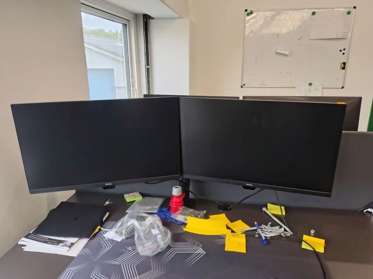 Billede 1 - To Benq skærme på stativ 27"