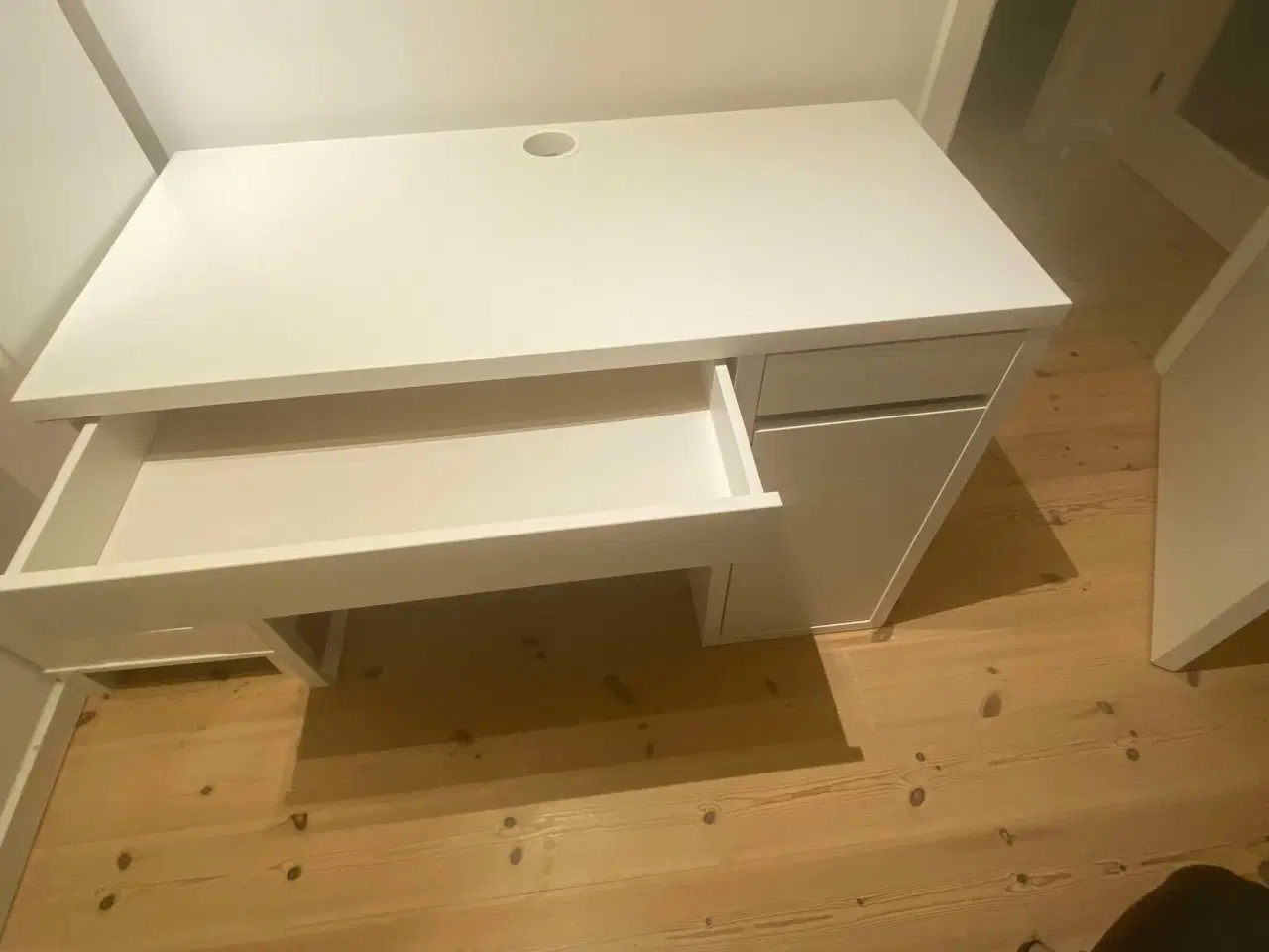 Billede 1 - IKEA MICKE Skrivebord (GRATIS)