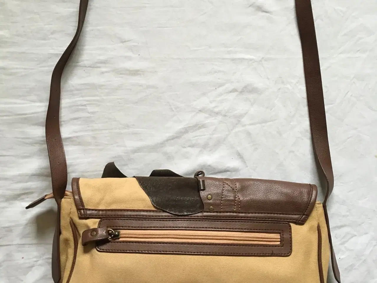 Billede 4 - Beige og brunfarvet taske