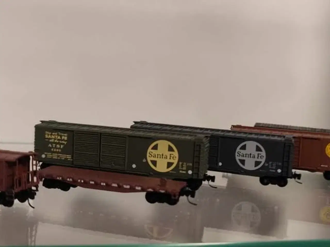 Billede 1 - MicroTrains boxcars. Caboose. fragtvogne. 6 stk. Z