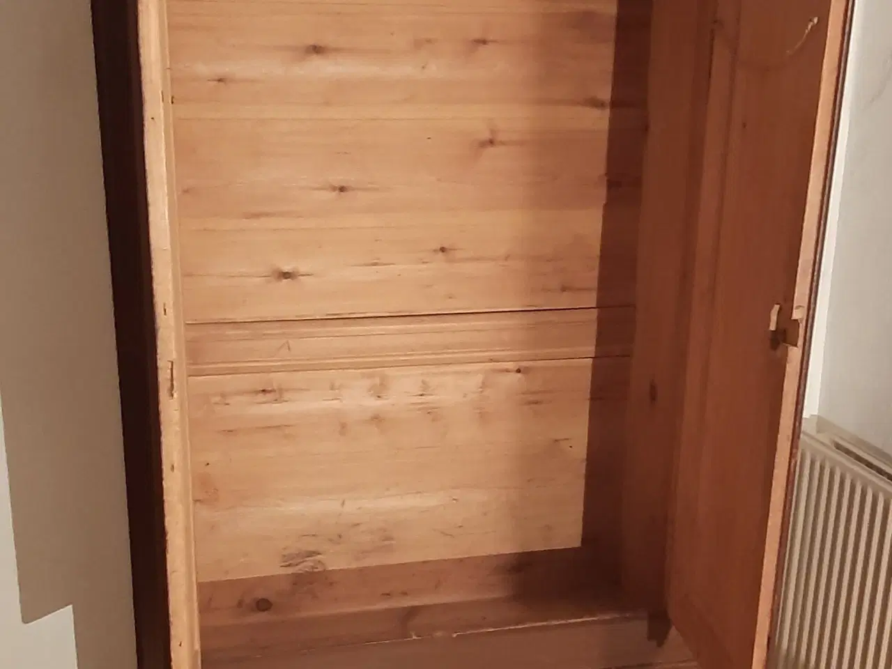 Billede 2 - Fin karlekammerskab i fyrtræ.