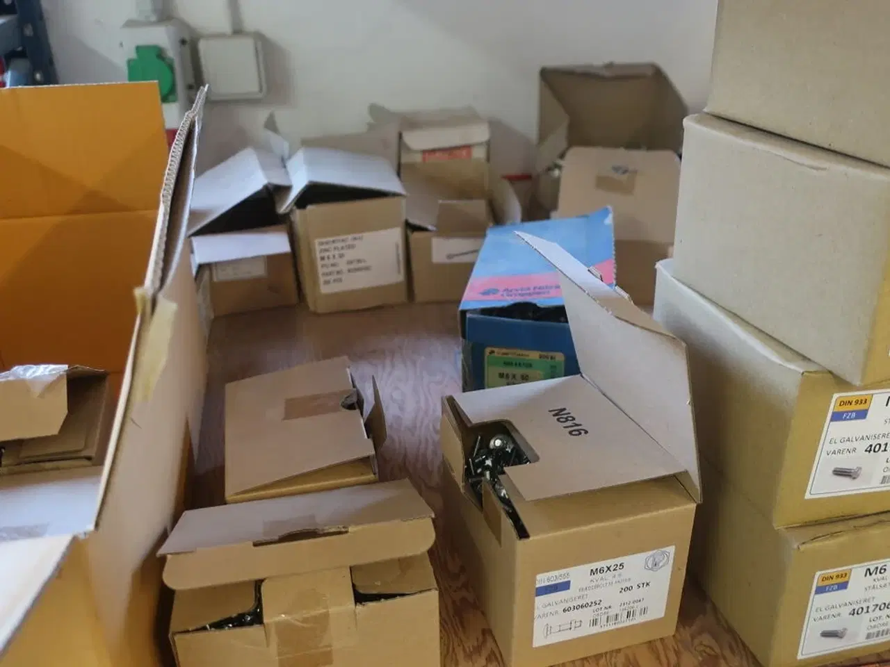 Billede 7 - Reol med div. Bolte m.m.