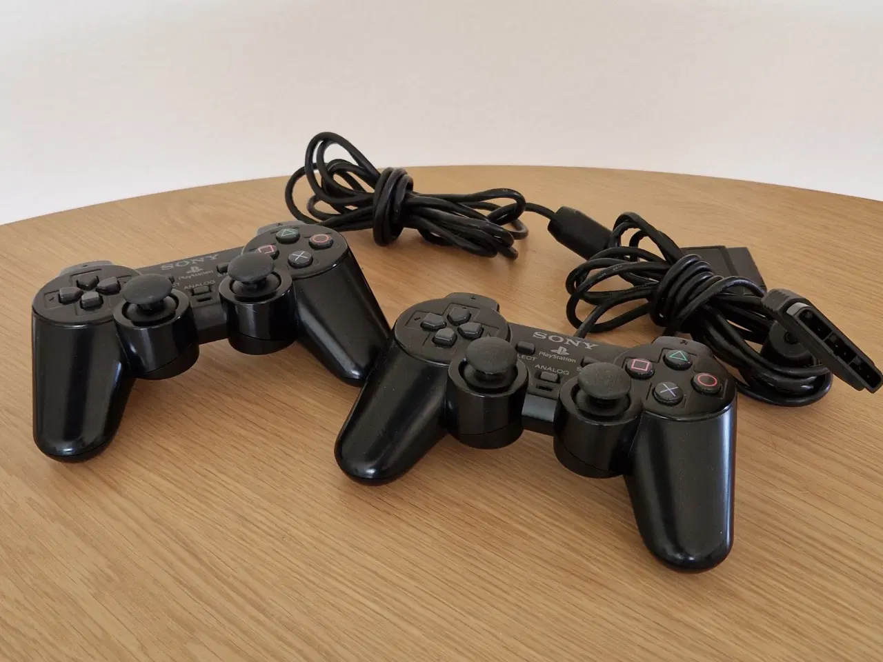 Billede 1 - 🎮 2 stk. originale Sony PlayStation Controllere