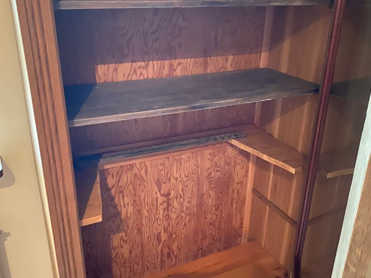 Billede 2 - Gammelt egetræsskab