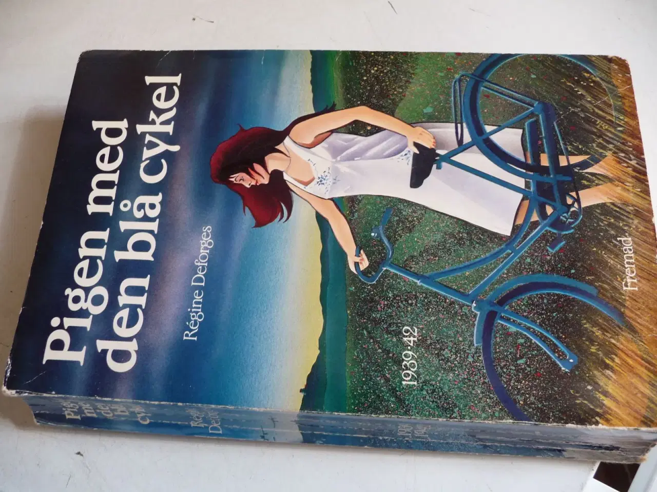 Billede 1 - Pigen med den blå cykel