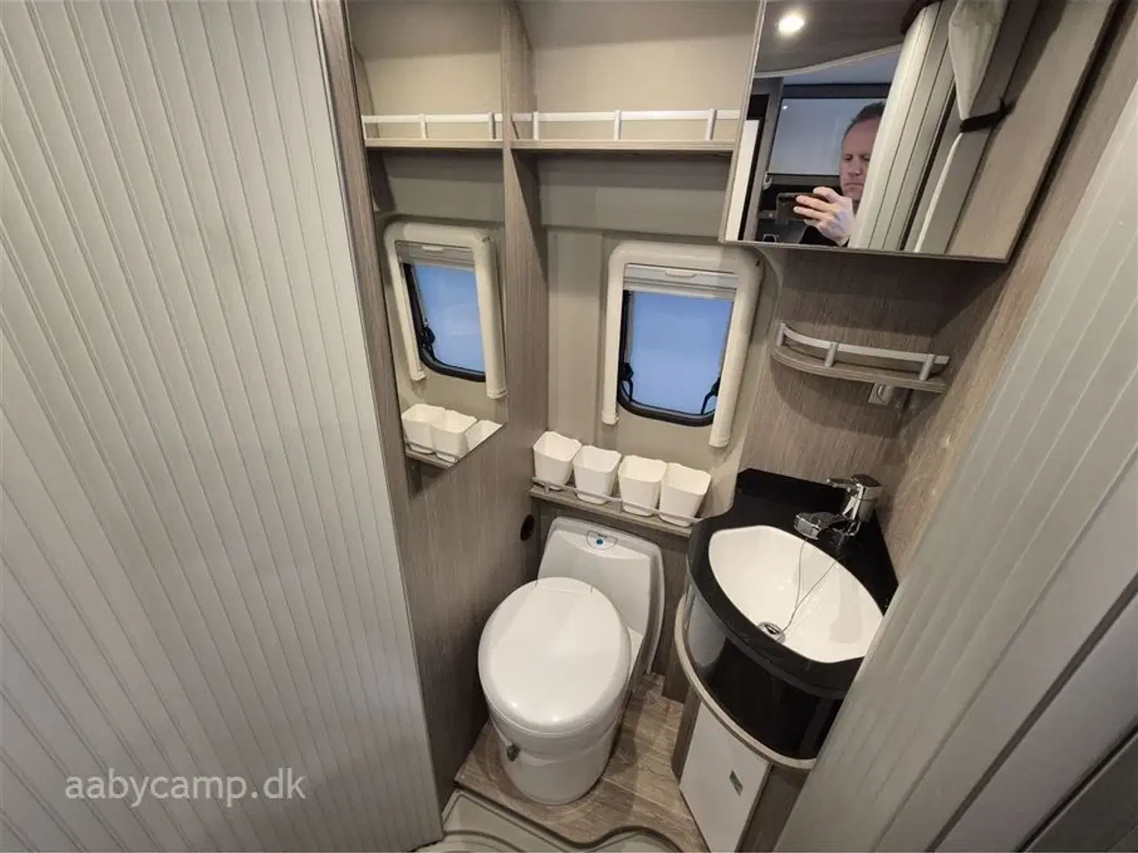 Billede 19 - 2020 - Pössl Roadcar R 640 Automatgear. 2x solceller. batteri. markise. duo-control. kompressor køleskab. undervognsbehandlet. helårsdæk. anhængertræk. soft close på bo-delsdør.