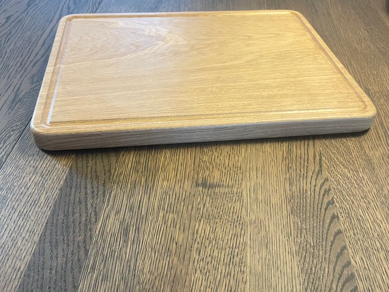 Billede 1 - Flot håndlavet skærebræt i massiv eg.