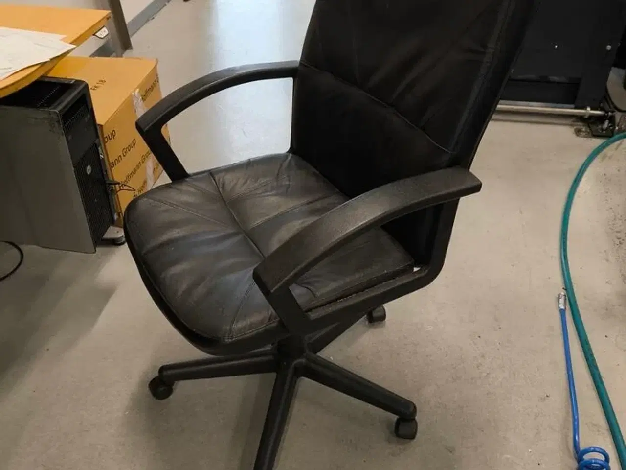 Billede 2 - Skrivebord inkl. indhold (lot 76-77 medf. ikke!)