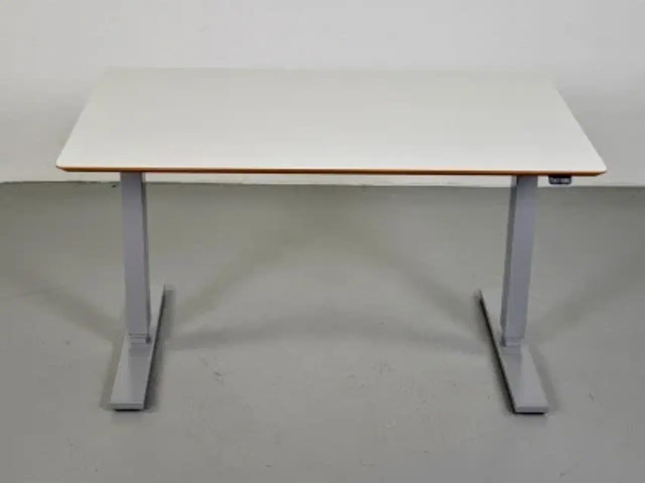 Billede 1 - Scan office hæve-/sænkebord med hvid laminat, gråt stel og kabelbakke, 120 cm.