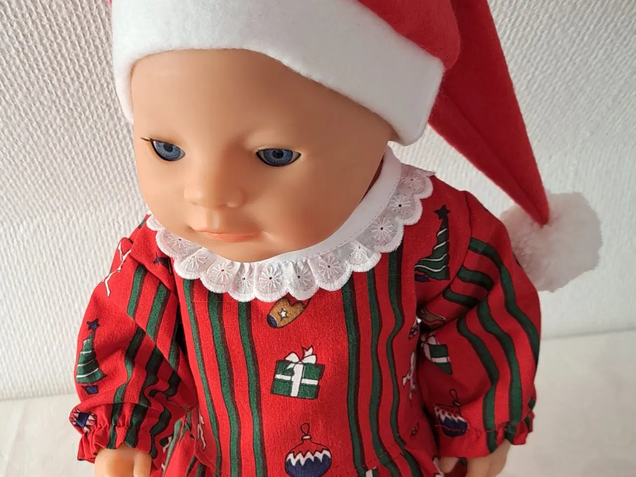 Billede 6 - Julekjoler og nissetøj til dukker fra 42 til 43cm.