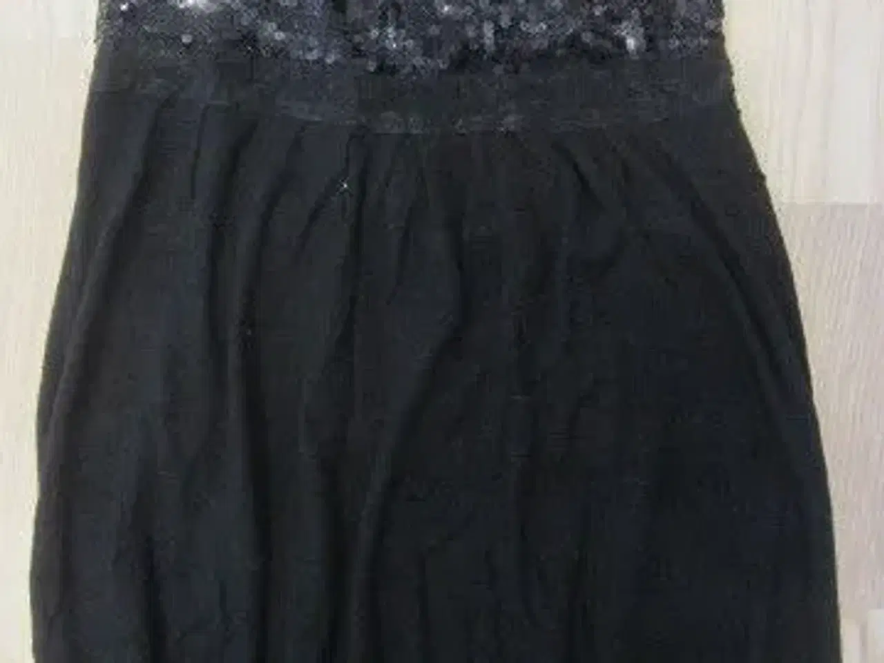 Billede 1 - Str. M, kjole med pailletter