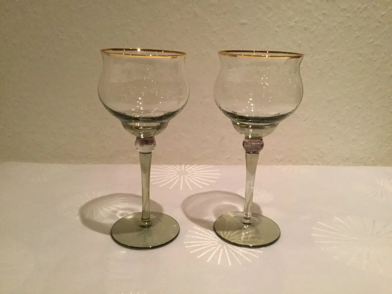 Billede 1 - To flotte glas med guldkant